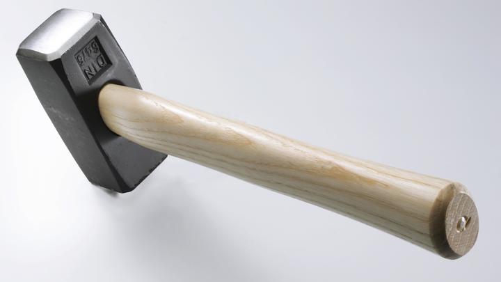 Хулиганы забросали кувалдами посольство Финляндии в России