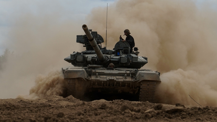 Военкор Руденко показал видео, как русский танк гоняет по окопам боевиков ВСУ