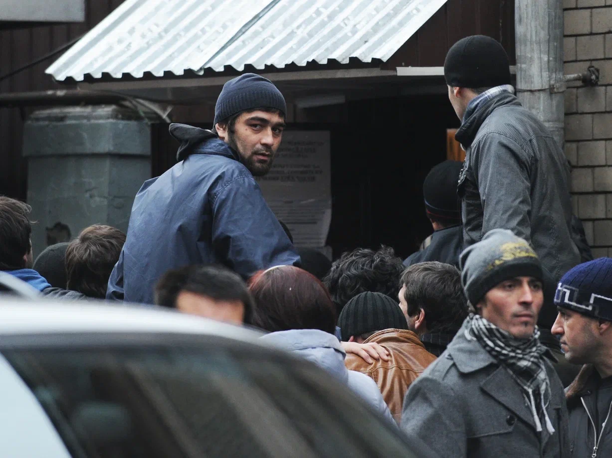 Мигрантов из России выселяют сотнями. Охота на нелегалов открыта