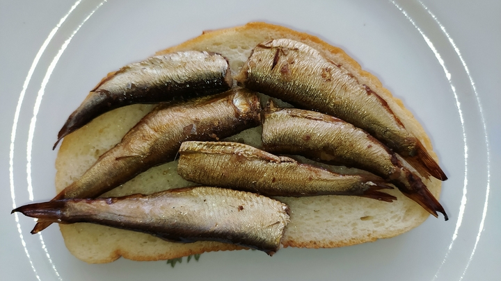 Выручат обычные консервы? Гастроэнтеролог назвал три незаменимых продукта после 60 лет