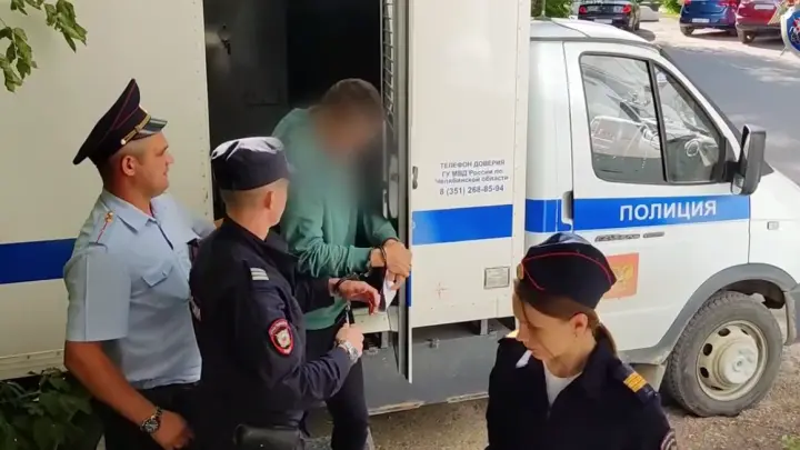 Мужчина в балаклаве кувалдой разгромил мемориал в Челябинской области