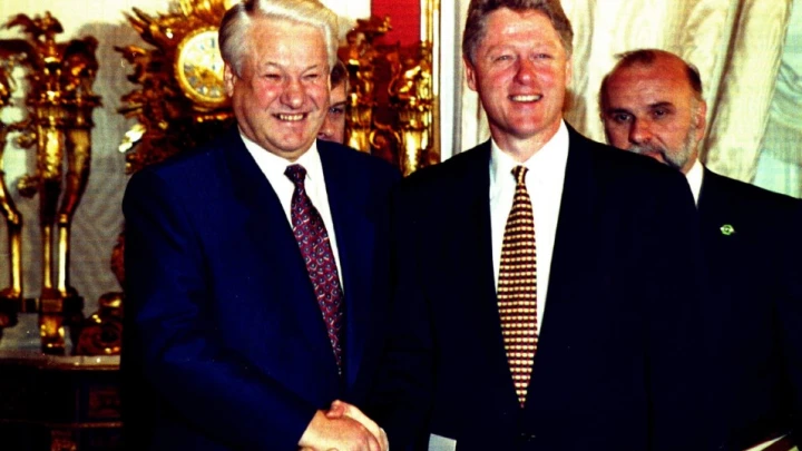 Никоим образом не угрожает России: Вскрылось, что Клинтон говорил Путину про НАТО