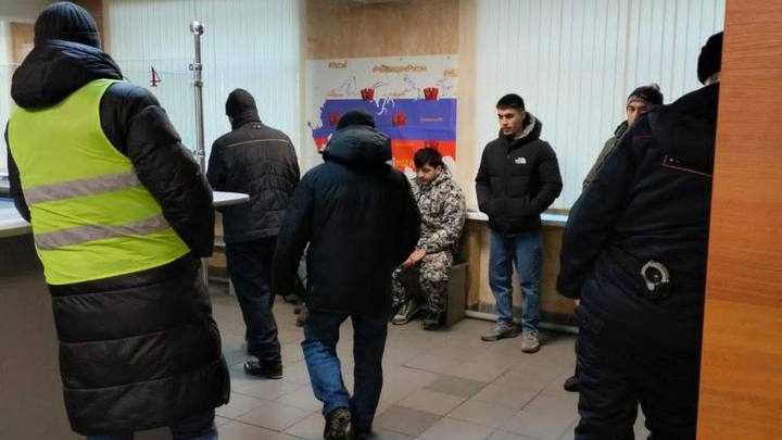 Полицейские устроили рейд по мигрантам на рынке в Ленинском районе Красноярска