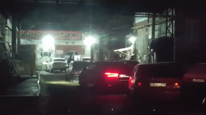 В Кургане десятки машины выстроились в очередях на шиномонтаж