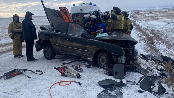В Челябинской области спасатели больше часа доставали пострадавшего в ДТП