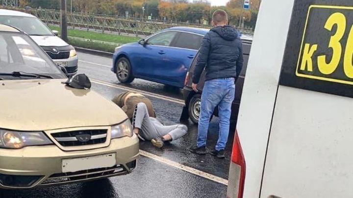 В Санкт-Петербурге водитель маршрутки вооружился отверткой и устроил разборки на дороге