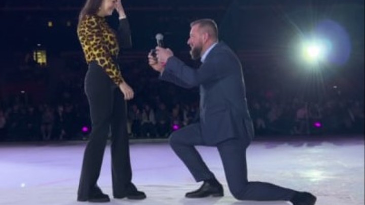 Кемеровчанин сделал предложение руки и сердца возлюбленной на ледовом шоу