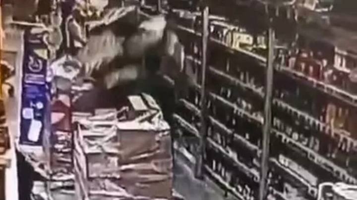 В краснодарском гипермаркете на посетителей обрушились упаковки с товаром