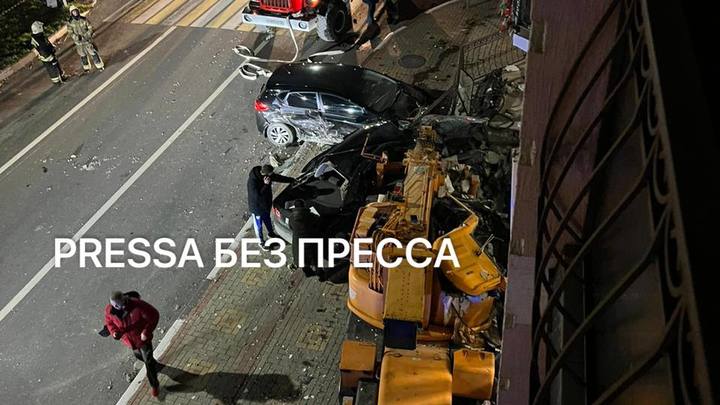 В центре Геленджика на проезжую часть рухнул строительный кран