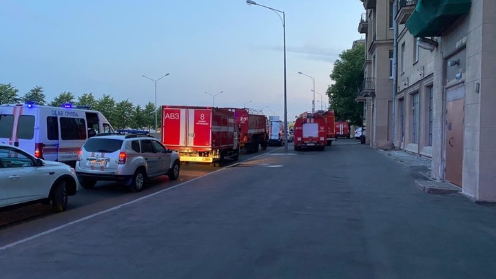Почти всю ночь тушили пожар в квартире на Малоохтинском проспекте Петербурга