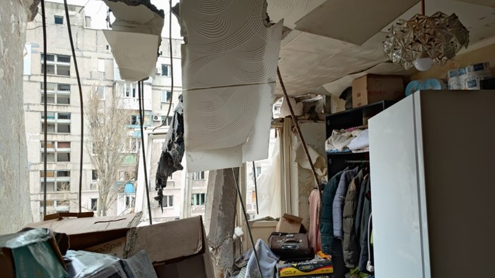 МЧС разбирает развалины драмтеатра в Мариуполе. Найдены тела жертв