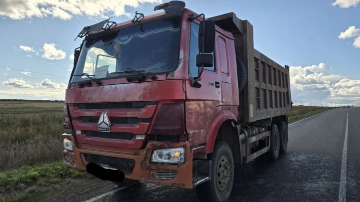 Многотонная опасность: грузовик дорожников угрожал автолюбителям на трассе в Челябинской области