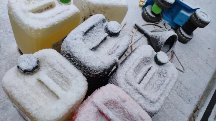 Без вреда и с пользой: эксперты рассказали, как бережно мыть машину зимой