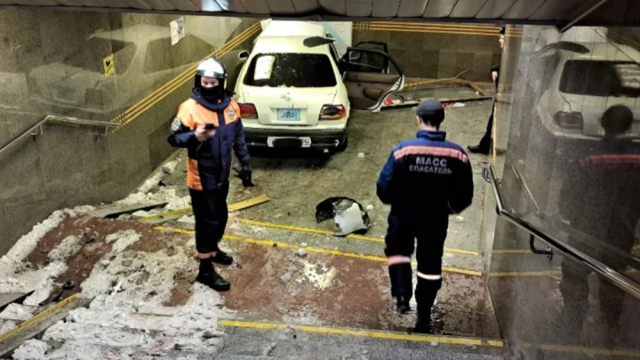 Неизвестный на иномарке влетел на станцию Новосибирского метро и бежал