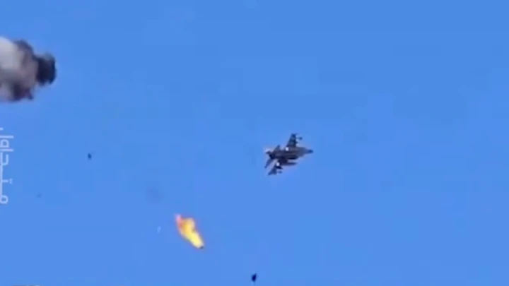 Израильский F-16 пролетел сквозь облако обломков сбитого БПЛА