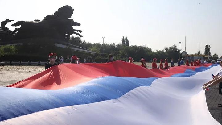 Ростовская молодежь развернула флаг России возле Тачанки