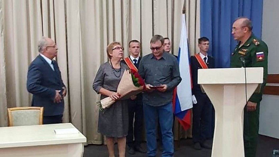 Родителям погибшего военнослужащего на украине. Церемония награждения. Вручение наград. Церемония вручения.