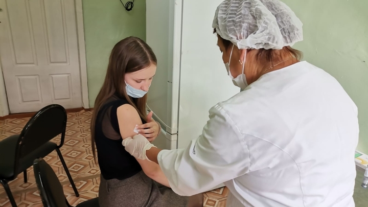 Вакцинацию студентов от COVID-19 продолжили в Забайкалье