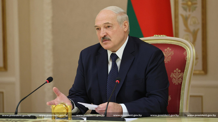 Лукашенко пригрозил снести голову любому, кто нарушит мир и покой в Белоруссии