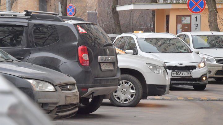 В одном из районов Екатеринбурга объявили борьбу с автохамами, портящими газоны