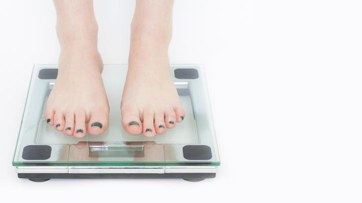 Нужны часы и сладости: Диетолог научила, как худеть без риска сорваться