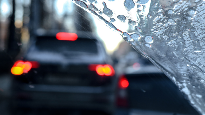 В Сочи из-за непрекращающегося дождя на дорогу сошёл оползень