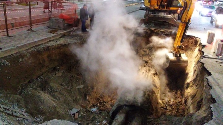 В Новосибирске устранили дефект трубопровода, который привёл к провалу асфальта