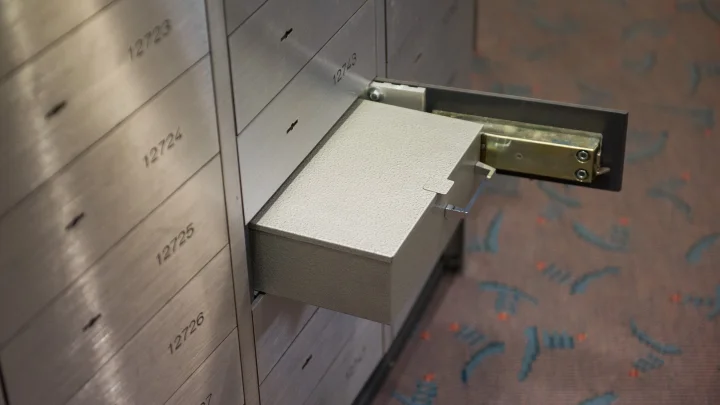 Из ячеек депозитария в Сочи пропали миллионы сразу пяти клиентов