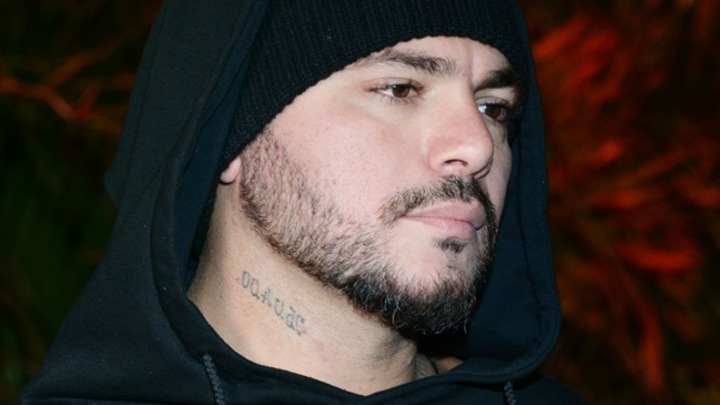 В Сети опубликовано видео с попавшим под обстрел в ДНР рэпером Птахой