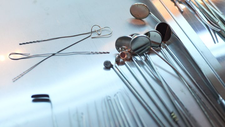 Звезда фильма Высокий блондин в чёрном ботинке умер от коронавируса