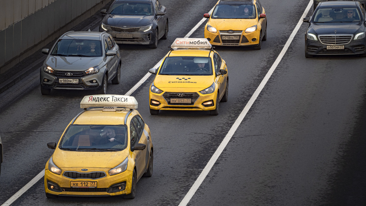 Слишком дешёвый заказ: В Нижнем Новгороде таксист вышвырнул из машины пассажирку и избил её