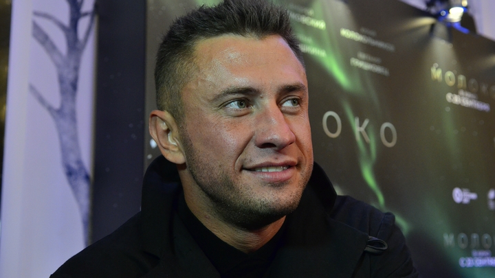 Известный актёр из Новосибирска показал загранпаспорт с новыми именем и фамилией