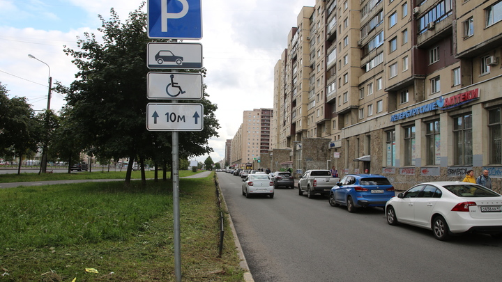 Около больницы в Новосибирске эвакуировали автомобиль для ребёнка-инвалида