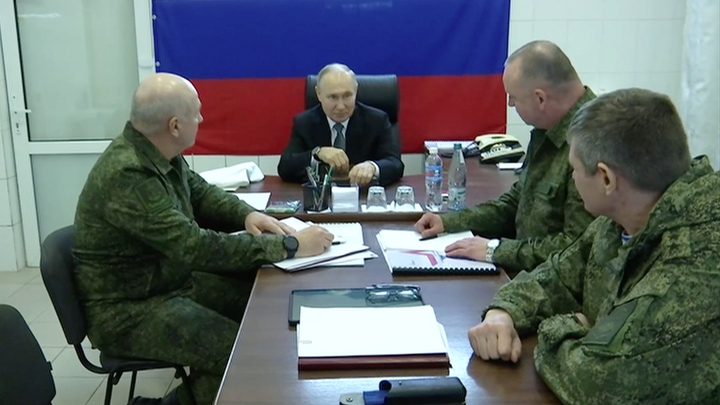 В Кремле объяснили, почему Шойгу и Герасимов не поехали вместе с Путиным в зону спецоперации