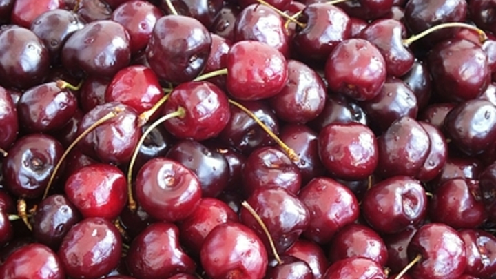 Эксперт по сну Шам Сингх призвал пить вишневый сок за два часа до сна