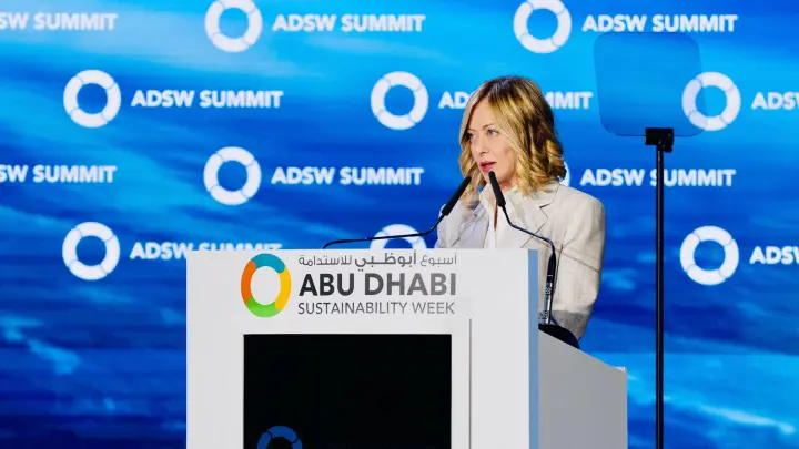 Мелони задумала революцию в ЕС. Крик стоял на весь зал