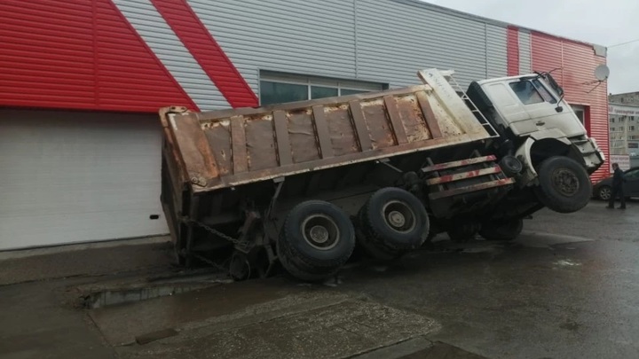 В Новосибирске грузовик с асфальтом провалился в асфальт