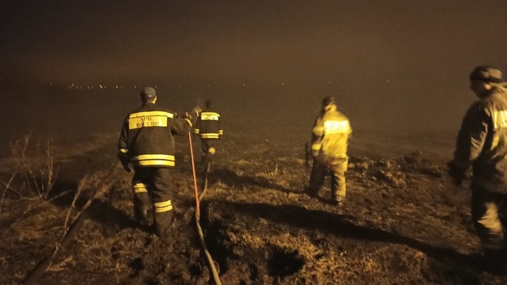 Под Екатеринбургом пожарные тушат торфяник с помощью “Шквала”