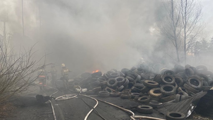 В Екатеринбурге на промплощадке произошёл взрыв и начался сильный пожар