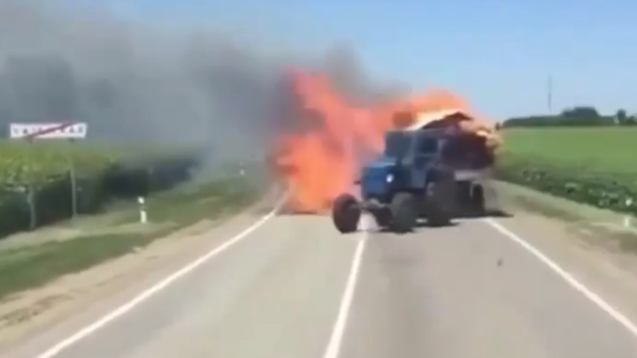 На Кубани загоревшийся трактор поджег поле