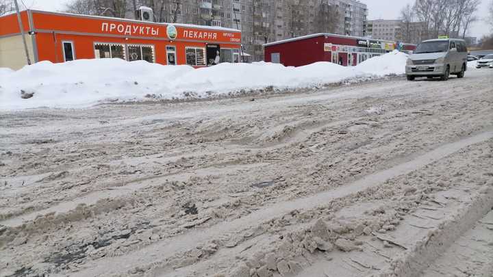 Новосибирцы самостоятельно очистили от снега двор на улице Грибоедова