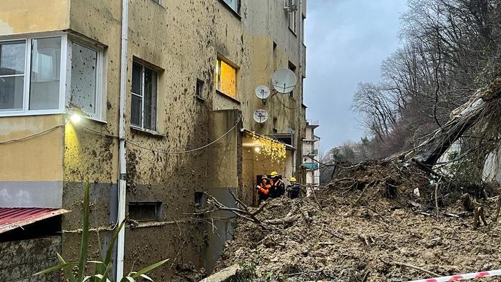 В Сочи ввели режим ЧС после того, как грязевой поток завалил вход в многоэтажку