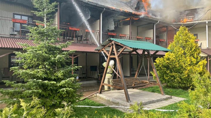 Для ликвидации пожара в гостинице поселка Гуамка потребовалось семь часов