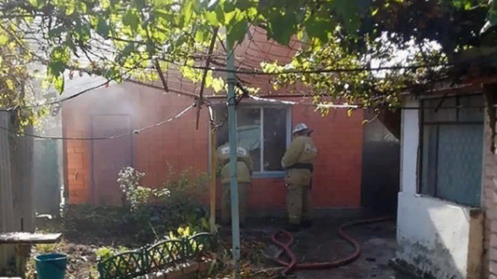 В Лабинске спасатели эвакуировали пенсионера из горящего дома