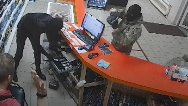 В Челябинске двое мужчин напугали продавца пистолетом и ограбили алкомаркет