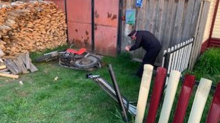 В Свердловской области родители ответят за сына-мотогонщика, снёсшего забор