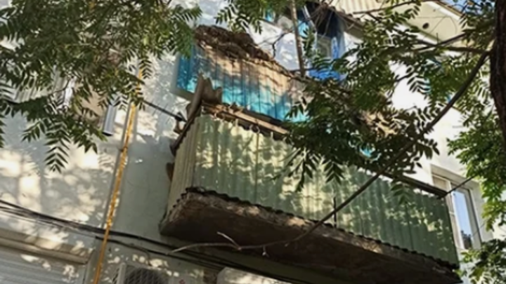 В Темрюке балкон 3-го этажа рухнул вместе с 7-летней девочкой: СК возбудил уголовное дело