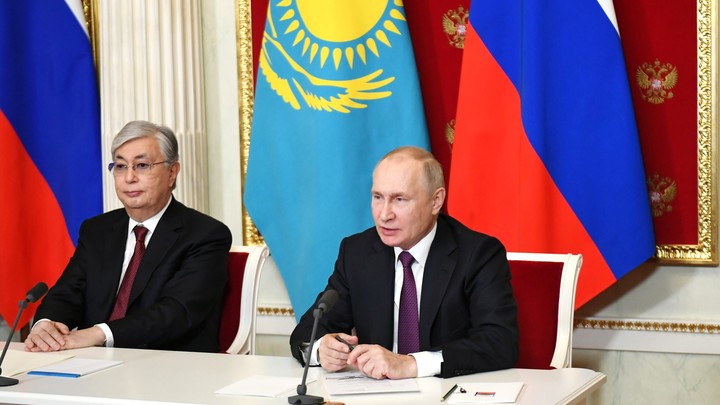 Путин и Токаев обсудили по телефону общую беду