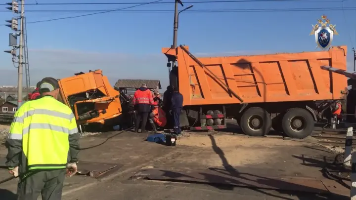 Поезд протаранил «Камаз» на переезде в Татарстане, есть видео
