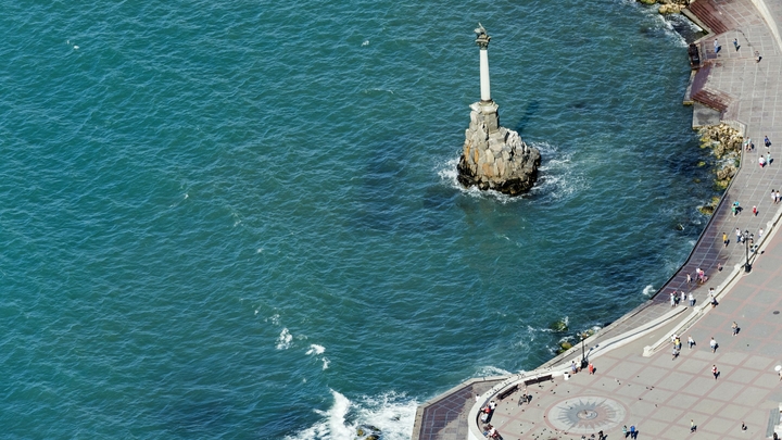 Движение катеров и паромов в Севастополе приостановлено после атаки дронов ВСУ